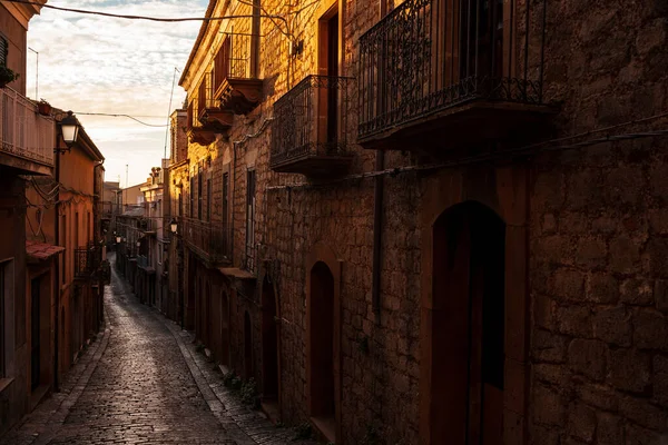 Günbatımında Talya Nın Sicilya Eyaletinde Aidone Nin Eski Evlerinin Olduğu — Stok fotoğraf