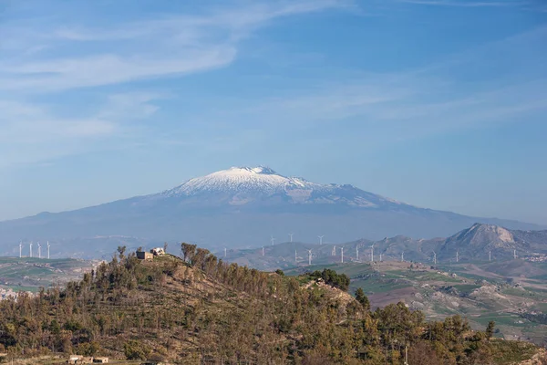 Etna Vulkanens Snöiga Silhuett Sedd Från Landsbygden Morgantina Centrala Sicilien — Stockfoto