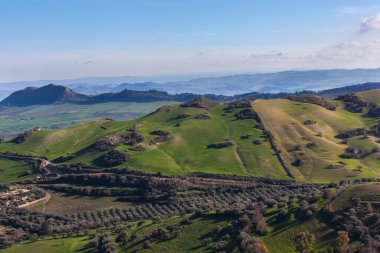 Morgantina 'daki vadi ve tarlaların manzarası. Enna eyaletinin küçük bir kasabası. Sicilya, İtalya arkeolojik alanıyla ünlüdür.