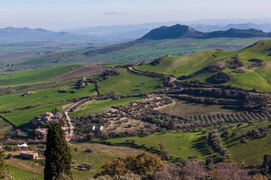 Morgantina 'daki vadi ve tarlaların manzarası. Enna eyaletinin küçük bir kasabası. Sicilya, İtalya arkeolojik alanıyla ünlüdür.