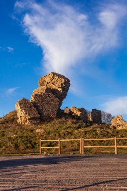 İtalya 'nın Sicilya eyaletindeki Castellaccio adı verilen terk edilmiş ortaçağ şatosunun kalıntıları.