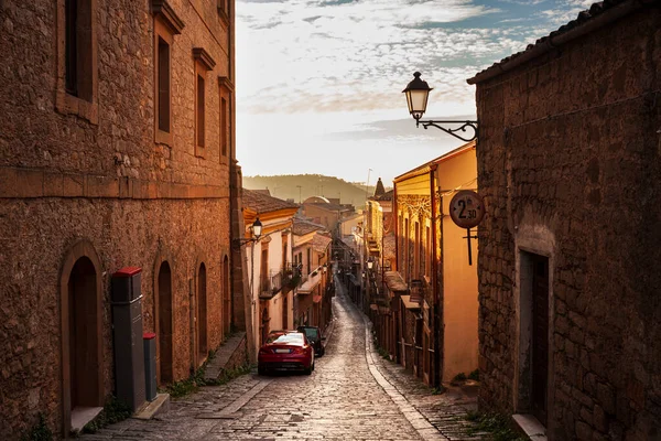 Gata Med Gamla Hus Aidone Vid Solnedgången Enna Provinsen Sicilien — Stockfoto