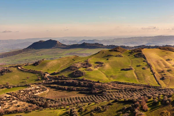考古学的遺跡で有名なエンナ州のモルガンティーナの小さな町の谷とフィールドの風景 シチリア島 イタリア — ストック写真