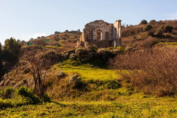 シチリア島の遺跡で有名なモルガンティナ町の古代建築物の古い壁の眺め — ストック写真
