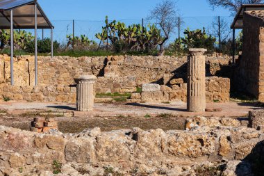 Sicilya 'daki arkeolojik sahalarla ünlü Morgantina kasabasındaki eski binaların duvarları ve sütunları.