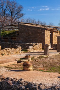 Sicilya 'daki arkeolojik sahalarla ünlü Morgantina kasabasındaki eski binaların duvarları ve sütunları.