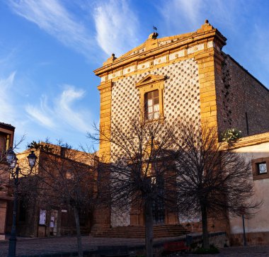 Günbatımında Aidone, Sicilya 'daki San Domenico Kilisesi manzarası.