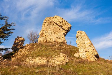 İtalya 'nın Sicilya eyaletindeki Castellaccio adı verilen terk edilmiş ortaçağ şatosunun kalıntıları.
