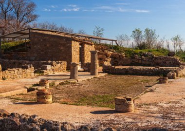 Sicilya 'daki arkeolojik sahalarla ünlü Morgantina kasabasındaki eski binaların duvarları ve sütunları.