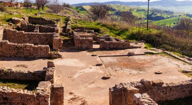 Sicilya 'daki arkeolojik sahalarla ünlü Morgantina kasabasındaki eski binaların duvarları ve sütunları.
