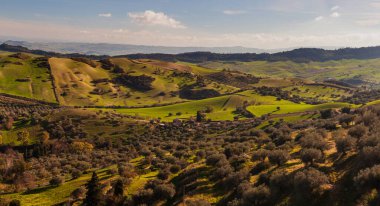 Morgantina 'daki vadi ve tarlaların manzarası. Enna eyaletinin küçük bir kasabası. Sicilya, İtalya arkeolojik alanıyla ünlüdür.