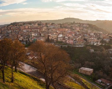 İtalya, Sicilya ve Avrupa 'nın Enna eyaletindeki Aidone kasabasının en iyi manzarası