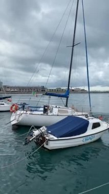 Tekneler. Trieste Denizi Kış mevsiminde bulutlu gökyüzü