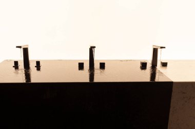 Milan, İtalya - 21 Mayıs 2023: Grohe Spa tarafından Salone del Mobile sırasında Pinacoteca di Brera 'nın avlusuna Sağlık Kurulumu