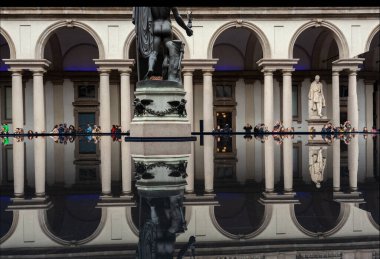 Milan, İtalya - 21 Mayıs 2023: Grohe Spa tarafından Salone del Mobile sırasında Pinacoteca di Brera 'nın avlusuna Sağlık Kurulumu