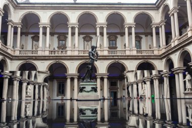 Milan, İtalya - 21 Mayıs 2023: Grohe Spa tarafından Salone del Mobile sırasında Pinacoteca di Brera 'nın avlusuna Sağlık Kurulumu