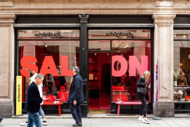 Milan, İtalya - 23 Nisan 2023: Milano 'daki Uluslararası Tasarım haftası boyunca Fuori Salone' daki tarihi Brera bölgesinde yaşayan Halklar, Salone del Mobile, Lombardiya, İtalya.