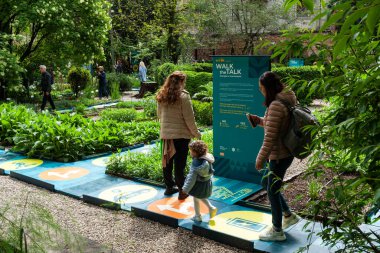 Milan, İtalya - 21 Mayıs 2023: Walk the Talk - Moving Energy kurulumu, İtalyan Rota ve CRA-Carlo Ratti Associati tarafından Eni için yaratıldı, yeşil alanlar yaşayan oyunlardan büyük bir tabloya dönüştürüldü