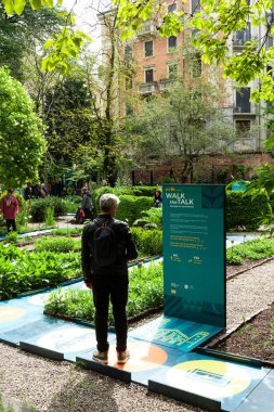 Milan, İtalya - 21 Mayıs 2023: Walk the Talk - Moving Energy kurulumu, İtalyan Rota ve CRA-Carlo Ratti Associati tarafından Eni için yaratıldı, yeşil alanlar yaşayan oyunlardan büyük bir tabloya dönüştürüldü