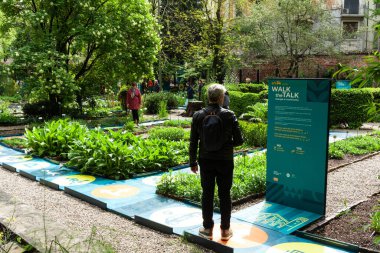 Milan, İtalya - 21 Mayıs 2023: Walk the Talk - Moving Energy kurulumu, İtalyan Rota ve CRA-Carlo Ratti Associati tarafından Eni için yaratıldı, yeşil alanlar yaşayan oyunlardan büyük bir tabloya dönüştürüldü