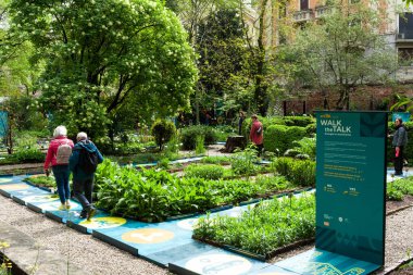 Milan, İtalya - 21 Mayıs 2023: Walk the Talk - Moving Energy kurulumu, İtalyan Rota ve CRA-Carlo Ratti Associati tarafından Eni için yaratıldı, yeşil alanlar yaşayan oyunlardan büyük bir tabloya dönüştürüldü