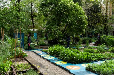 Milan, İtalya - 21 Mayıs 2023: Walk the Talk - Moving Energy kurulumu, İtalyan Rota ve CRA-Carlo Ratti Associati tarafından Eni için yaratıldı, yeşil alanlar yaşayan oyunlardan büyük bir tabloya dönüştürüldü