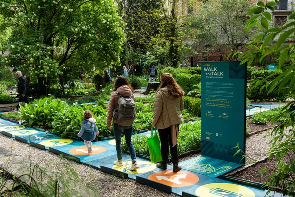 Milan, İtalya - 21 Mayıs 2023: Walk the Talk - Moving Energy kurulumu, İtalyan Rota ve CRA-Carlo Ratti Associati tarafından Eni için yaratıldı, yeşil alanlar yaşayan oyunlardan büyük bir tabloya dönüştürüldü