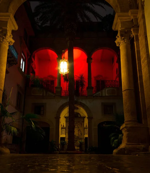 Palermo Włochy Grudnia 2022 Dziedziniec Palazzo Castrone Santa Ninfa Oświetlony — Zdjęcie stockowe