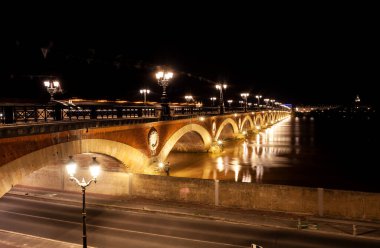 Bordeaux, Fransa 'daki Pont de Pierre' in gece manzarası