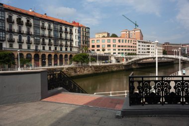 Bilbao 'nun merkezindeki Nervion Nehri seti, Kuzey İspanya' daki Bask Ülkesi 'nin en büyük şehri.
