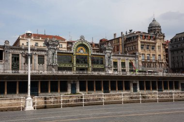Bilbao, İspanya - 03 Ağustos 2022: Bask ülkesinin Bilbao kentindeki La Concordia istasyonunda cephe