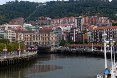 Bilbao, İspanya - 03 Ağustos 2022: Arriaga Tiyatrosu Girişi veya Arriaga Teatro veya Antizokia İspanya 'nın kuzeyindeki Bilbao kentinde bir opera binası.