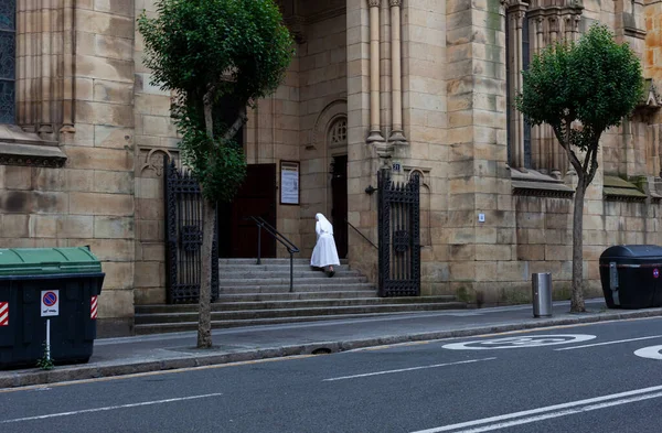 Bilbao Spanien August 2022 Eine Nonne Weißen Gewand Steigt Die — Stockfoto