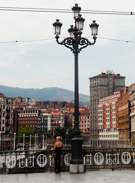 Bilbao Spanyolország Augusztus 2022 Utcai Lámpa Korlát Folyó Híd Központjában — Stock Fotó