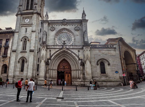 スペイン ビルバオ 2023年4月2日 観光客や市民がビルバオのサンティアゴ大聖堂の前を歩く — ストック写真