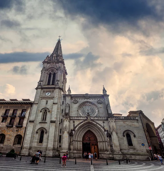 Бильбао Испания Апреля 2023 Туристы Граждане Идущие Перед Кафедральным Собором — стоковое фото