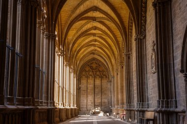 Katolik Katedrali Santa Maria la Real 'in süslü Gotik atari kemerlerinin görüntüsü, 15. yüzyıl Gotik Katedrali, Pamplona. Navarre, İspanya