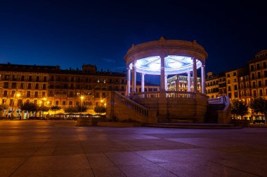 Pamplona şehrinin en turistik yerlerinden biri olan Plaza del Castillo 'nun günbatımı manzarası. İspanya