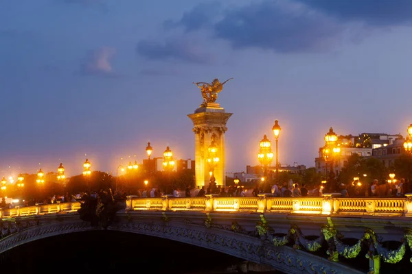 Γέφυρα Pont Alexandre Iii Και Φωτιζόμενοι Φανοί Στο Ηλιοβασίλεμα Διαμέρισμα — Φωτογραφία Αρχείου