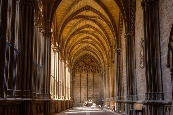 カトリック大聖堂 サンタ マリア レアル 15世紀ゴシック様式の大聖堂 パンプローナの華やかなゴシック様式の回廊のアーチをご覧ください スペインのナバラ — ストック写真