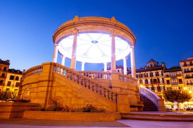 Pamplona 'nın ana meydanının gece manzarası Plaza del Castillo, Navarra İspanya