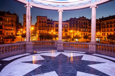 Pamplona, Navarre 'daki Plaza del Castillo Meydanı' nın kemerli sütununun manzarası. İspanya