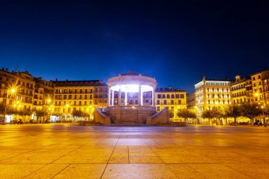 Pamplona 'nın ana meydanının gece manzarası Plaza del Castillo, Navarra İspanya