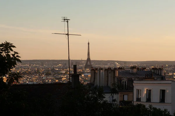 Eiffelova Věž Při Západu Slunce Oranžovou Oblohou Vrcholu Montmatre Paříž — Stock fotografie