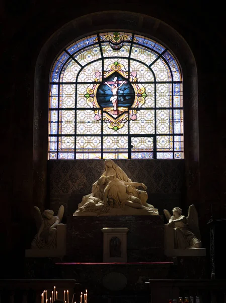 巴黎圣心 Sacr Coeur 蒙马特圣心的彩色玻璃窗户和沉积纪念碑中的十字架 — 图库照片