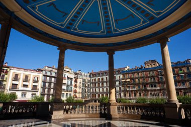 İspanya 'nın Pamplona kentindeki en turistik yerlerden biri olan Plaza del Castillo Büfesi manzaralı.