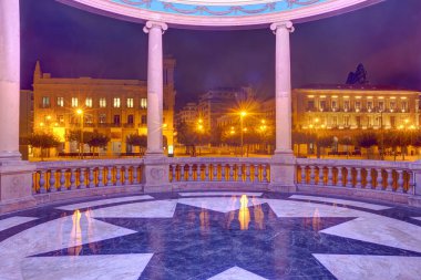 İspanya 'nın Pamplona kentindeki tipik büfenin gece görüşü