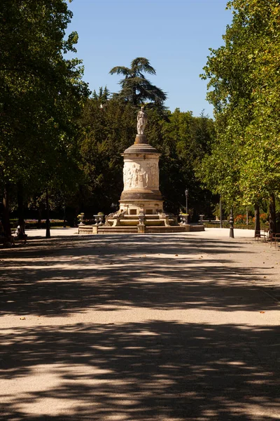 西班牙潘普洛纳纪念男高音朱利安 盖拉的雕像视图 — 图库照片