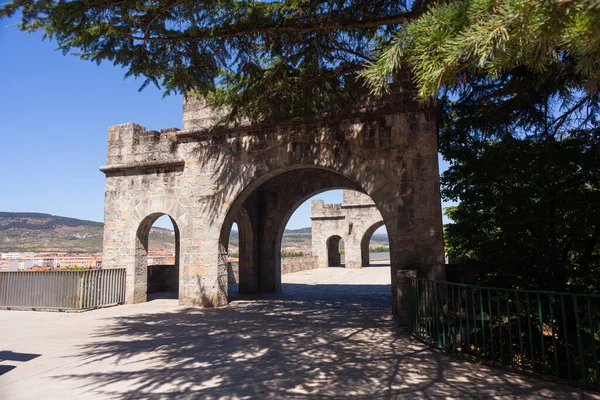 スペイン パンプローナの城壁の門と道の眺め — ストック写真