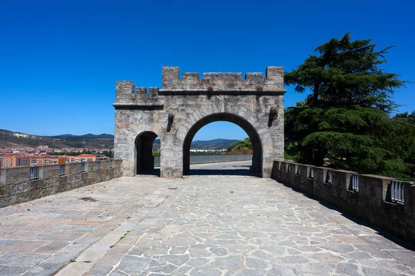 スペイン パンプローナの城壁の門と道の眺め ロイヤリティフリーのストック写真